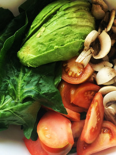 Una foto de Ensalada de espinacas, tomate, champiñones y palta