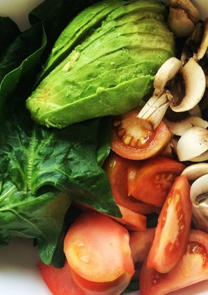Una foto de Ensalada de espinacas, tomate, champiñones y palta