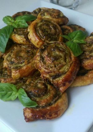 O poză a rețetei Aperitiv cu pesto și măsline.