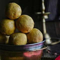 A picture of Thandai Besan Ladoo.