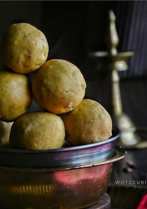 A picture of Thandai Besan Ladoo.