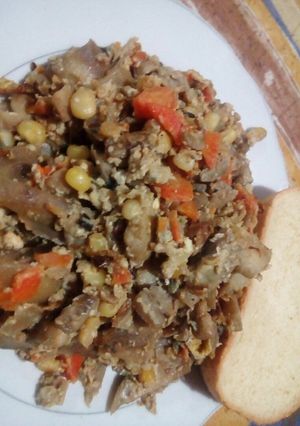 Una foto de Berenjenas con huevos y vegetales