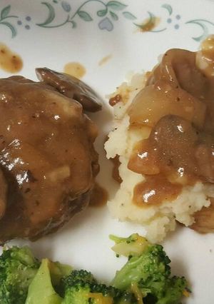 A picture of Salisbury Steak.