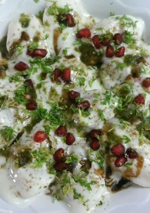 A picture of Dahi Poori.