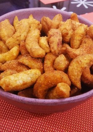 A picture of Kaju namak pare.