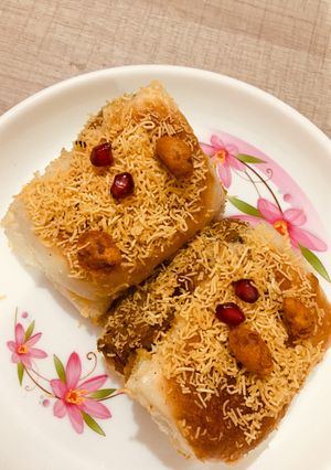 A picture of Kacchi Dabeli.
