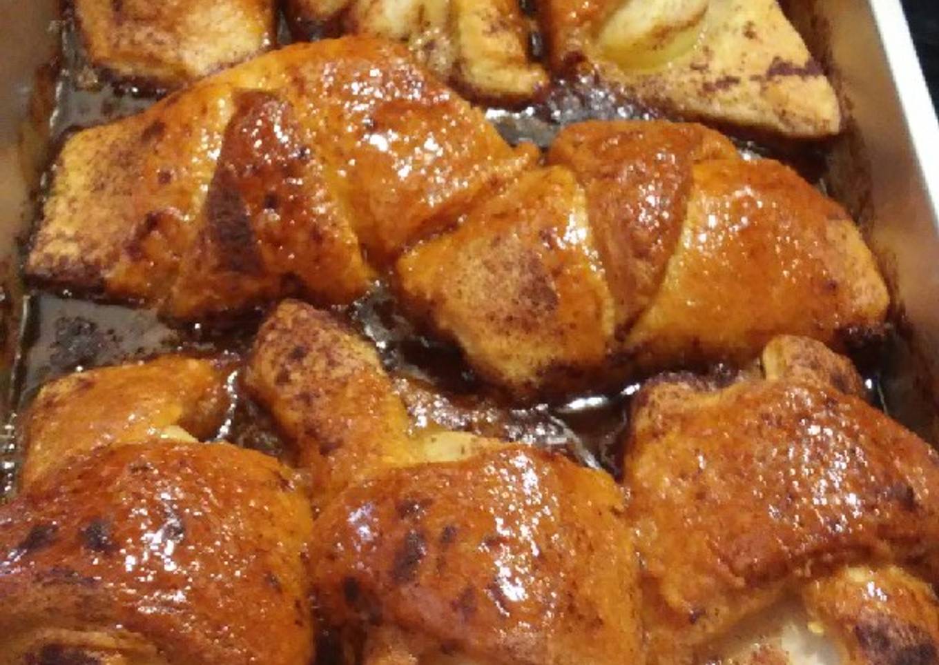 Light croissant with caramelized apples