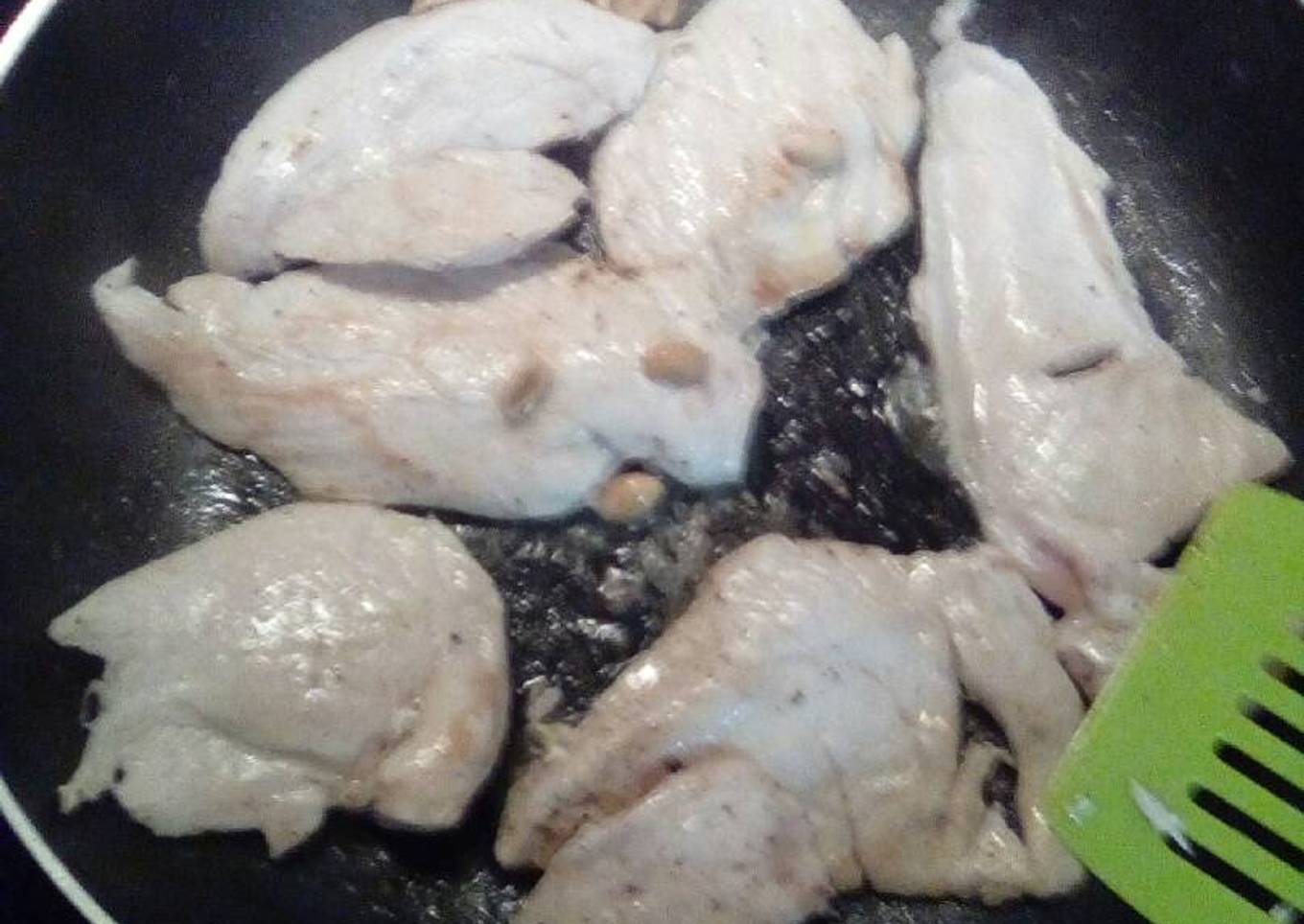 Pechugas a la plancha con avellanas y pasas