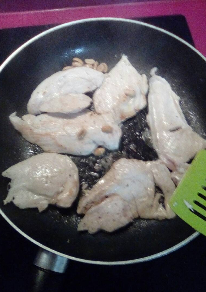 Una foto de Pechugas a la plancha con avellanas y pasas