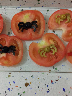 Una foto de Tomates con arañas de Halloween