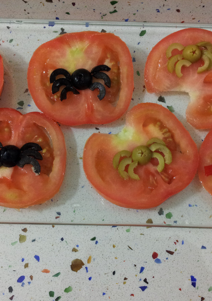 Una foto de Tomates con arañas de Halloween