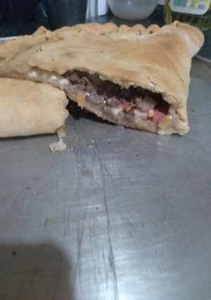 Una foto de Calzone con carne molida