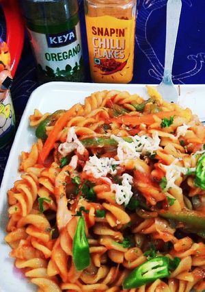रेड सॉस पास्ता (Red sauce pasta recipe in Hindi) रेसिपी मुख्य फोटो