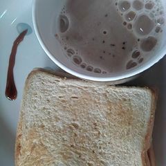 A picture of Toast bread & cocoa garnished with honey.