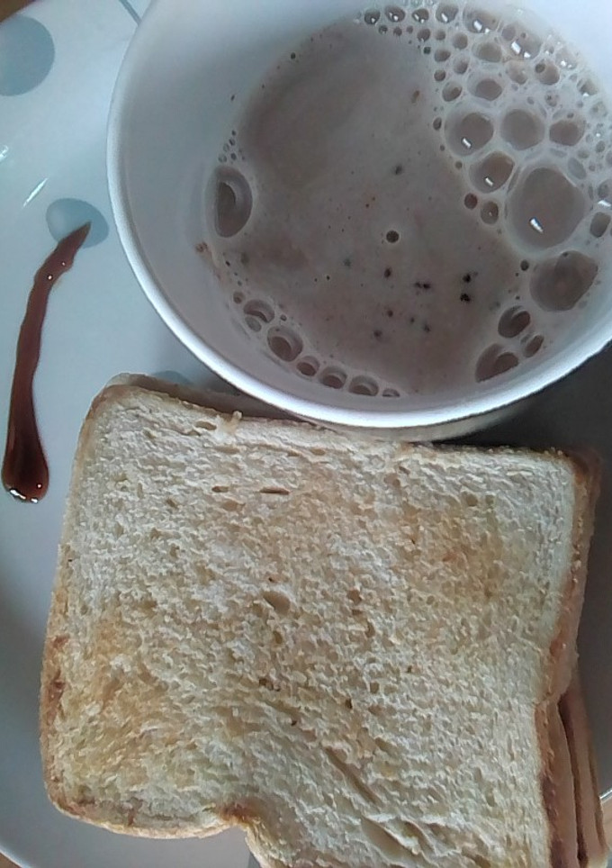 A picture of Toast bread & cocoa garnished with honey.