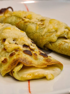 Una foto de Creps de pesto con jamón York y queso