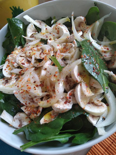 Una foto de Ensalada de espinacas y champiñones