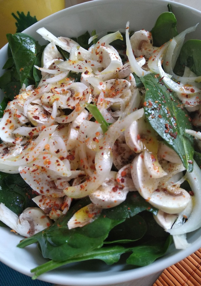 Una foto de Ensalada de espinacas y champiñones