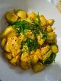 Patatas bravas con mayo kimchi y wakame