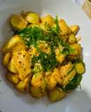 Patatas bravas con mayo kimchi y wakame