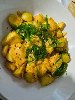 Una foto de Patatas bravas con mayo kimchi y wakame
