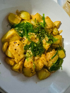 Una foto de Patatas bravas con mayo kimchi y wakame