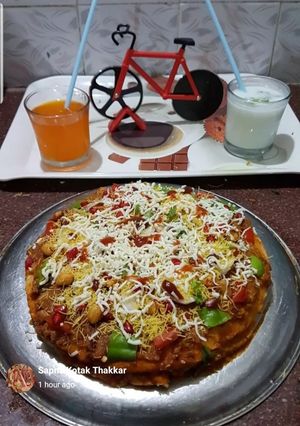 હેલ્ધી ચીઝી દાબેલી પીઝા (Healthy Cheesy Dabeli Recipe In Gujarati) રેસીપી મુખ્ય ફોટો