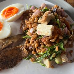 A picture of Spelt summer salad and pomegranate molasses dressing.