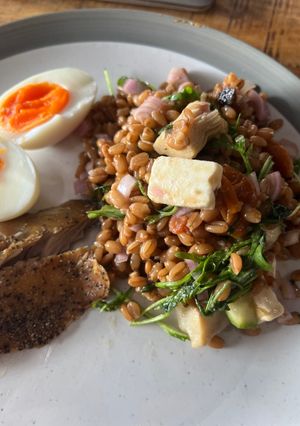 A picture of Spelt summer salad and pomegranate molasses dressing.