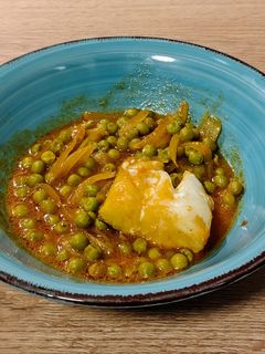 Una foto de Bacalao con guisantes entomatados al Jerez