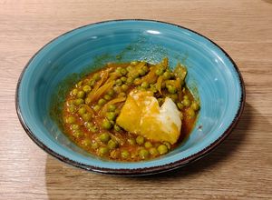 Foto principal de Bacalao con guisantes entomatados al Jerez