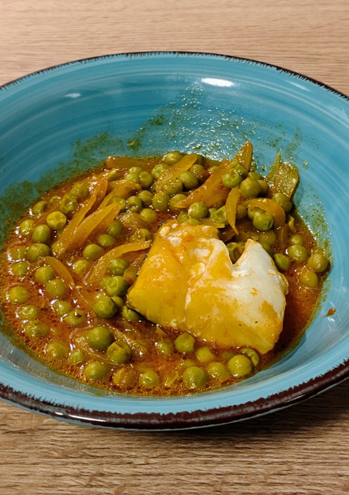 Una foto de Bacalao con guisantes entomatados al Jerez