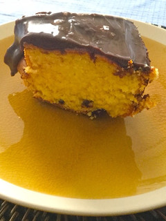 Una foto de Bizcocho de mandarina, chocolate y escamas de sal