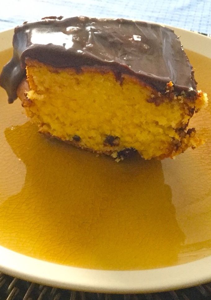 Una foto de Bizcocho de mandarina, chocolate y escamas de sal