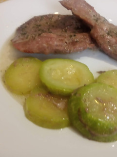 Una foto de Filetes de contramuslo de pavo con calabacín al horno