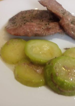 Una foto de Filetes de contramuslo de pavo con calabacín al horno