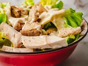Una foto di insalata caesar