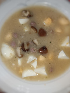 Una foto de Velouté de ave, con canicas aliñadas de ternera
