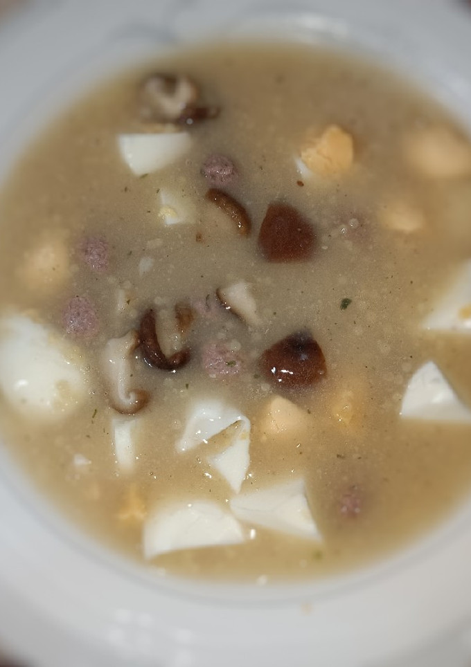 Una foto de Velouté de ave, con canicas aliñadas de ternera