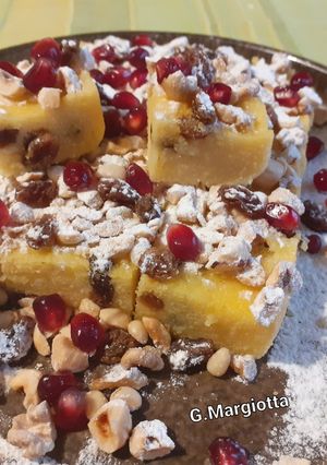 Foto di Quadrotti di polenta con frutta secca e melagrana