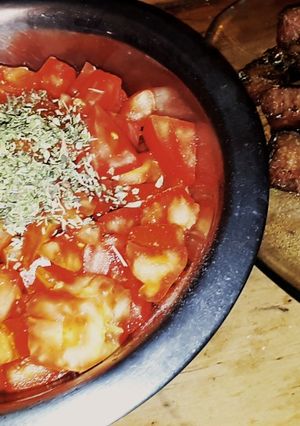 Una foto de Vacío Con Ensalada De Tomate
