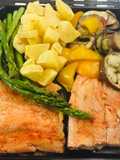 Lomo de Salmón a la Plancha Con Vegetales y Papas Al Horno!