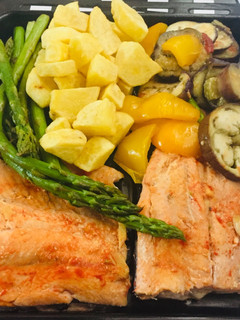 Una foto de Lomo de Salmón a la Plancha Con Vegetales y Papas Al Horno!