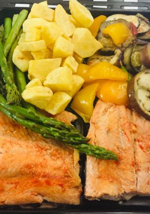Una foto de Lomo de Salmón a la Plancha Con Vegetales y Papas Al Horno!