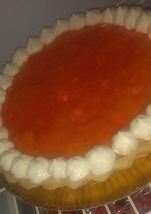 Una foto de Tarta de crema y durazno