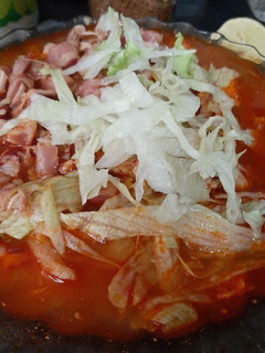 Una foto de Pozole rojo