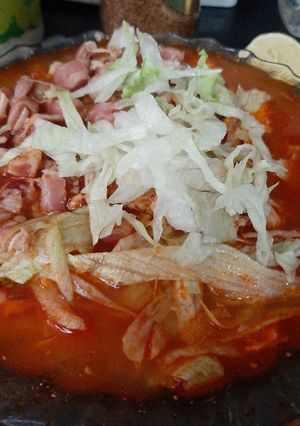 Una foto de Pozole rojo