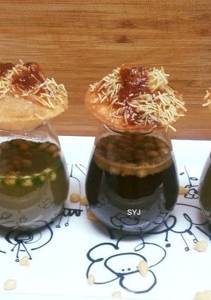 A picture of 4 way Pani Puri.