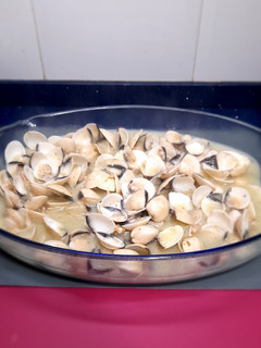 Una foto de Almejas al vermut