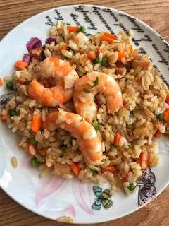Una foto de Arroz tres delicias con langostinos 🍤🍚🍱